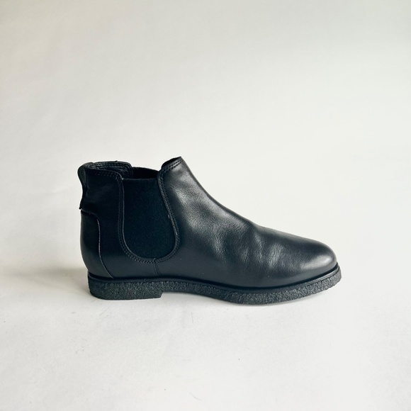 Men’s Vince Black Genuine Leather Rubber Outsole Chelsea Boots size 8.5